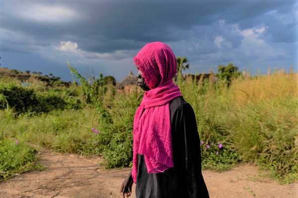 女性器切除（FGM）根絶のための啓発活動に参加した15歳のファティマさん(仮名)。FGMの慣習に反対する家庭で育ったことから、ファティマさんは、FGMの健康へのリスクを同級生に伝えている。(スーダン、2022年10月撮影)