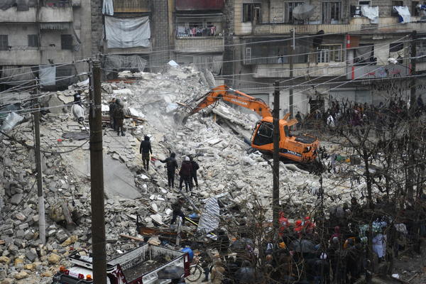 地震で倒壊した建物の瓦礫から、生存者を捜索しているレスキュー隊。(シリア、2023年2月6日撮影／AFP)