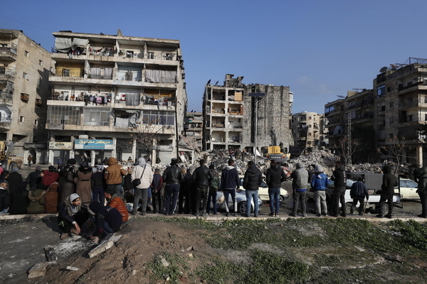 アレッポ近郊のAl Masharqa地区で、地震の被害から逃れた避難民や地域の人たちが倒壊した建物から、生存者の救助活動を行っている。(シリア、2023年2月7日撮影)