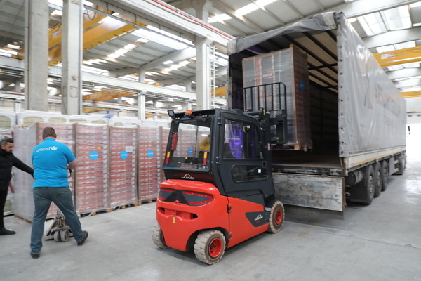 アンカラ県にある倉庫で、ユニセフの支援物資の1,000台以上の電気ストーブをトラックに詰め込む様子。(トルコ、2023年2月12日撮影)