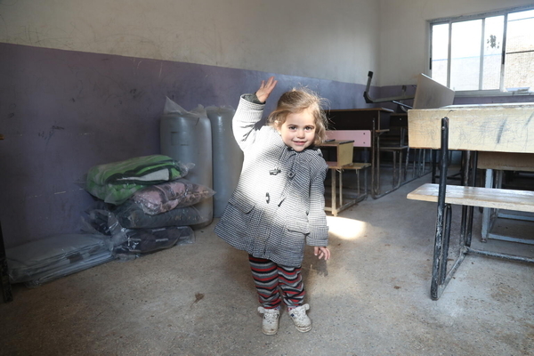 アレッポのアフリーンにある避難所になった学校に避難する女の子。(シリア、2023年2月7日撮影)