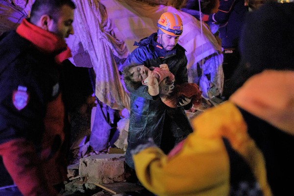 イスケンデルンで、子どもを救出する救助隊。(トルコ、2023年2月6日撮影)