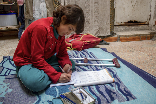 北西部のアレッポ近郊にある自宅で勉強をする12歳のマラムさん。紛争から逃れるため、引っ越しを繰り返している。(シリア、2022年2月撮影)