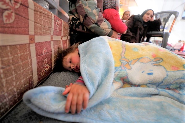 北西部アレッポのラタキアにある一時避難所で、毛布に包まって眠る子ども。(シリア、2023年2月9日撮影)