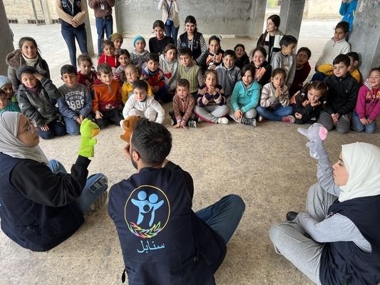 ラタキアにある学校で、ユニセフの心理社会的支援によるレクリエーションを受ける子どもたち。この学校は、地震により家が破壊された子どもや家族のための避難所になっている。(シリア、2023年2月13日撮影)