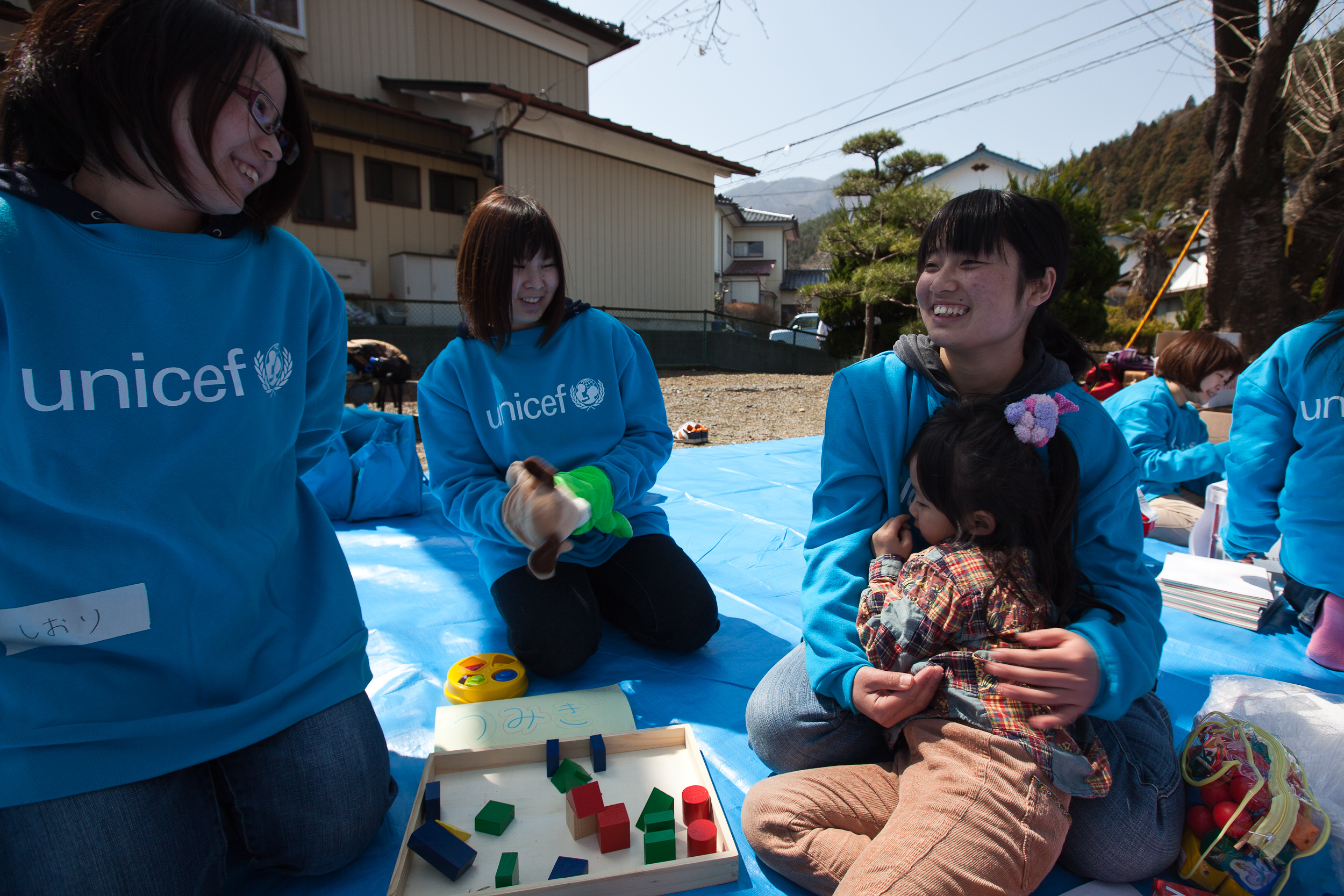 東日本大震災の時、岩手県大船渡市に設置された子どもにやさしい空間。(日本、2011年4月撮影)