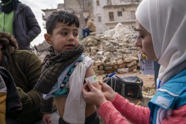 アレッポでユニセフ移動医療チームのスタッフから、上腕計測メジャーを使った栄養検査を受ける4歳のハムゼちゃん。(シリア、2023年2月10日撮影)