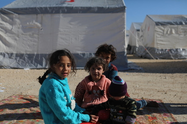 アレッポのアフリーンで、家を失った人たちのための避難所で過ごす、被災した子どもたち。(シリア、2023年2月9日撮影)