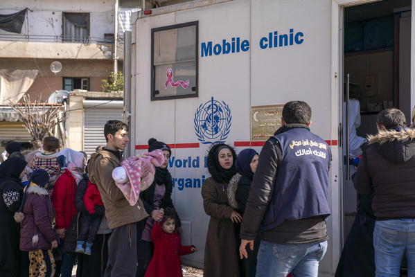 ユニセフが支援する移動式保健クリニックで診察を受けるため、列に並ぶ人たち。(シリア、2023年2月10日撮影)