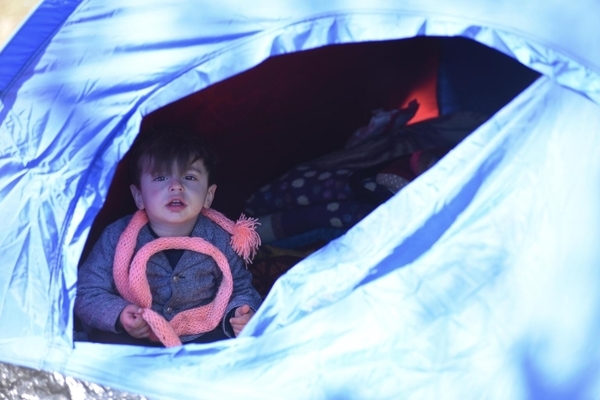 カフラマンマラシュの一時避難所のテントの中に座る子ども。(トルコ、2023年2月11日撮影)