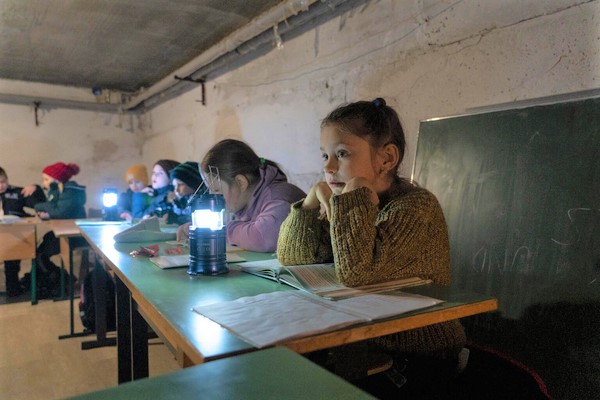 避難所となった幼稚園の地下室で勉強をする10歳のマルガリータさん。(ウクライナ、2023年1月24日撮影)