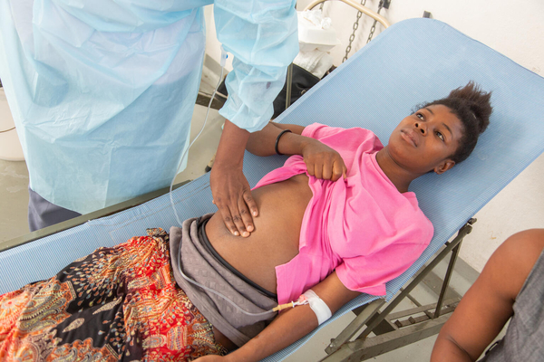 ポルトープランスの保健センターで、コレラの治療を受ける妊娠4カ月目のメルテラさん。(ハイチ、2022年12月撮影)