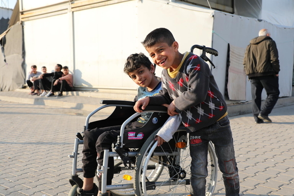カフラマンマラシュ県の一時避難施設で過ごす子どもたち。(トルコ、2023年2月26日撮影)