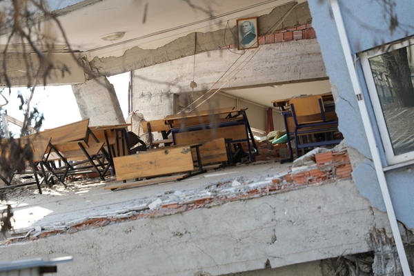 カフラマンマラシュ県にある地震により倒壊した学校。(トルコ、2023年2月26日撮影)