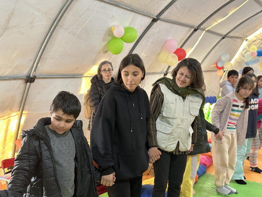 避難民の子どもたちと話す、ユニセフ・欧州・中央アジア地域事務所代表のアフシャン・カーン。(トルコ、2023年2月21日撮影)