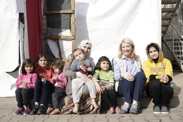 カフラマンマラシュの避難所で、被災した家族と話すラッセル事務局長。(トルコ、2023年2月27日撮影)