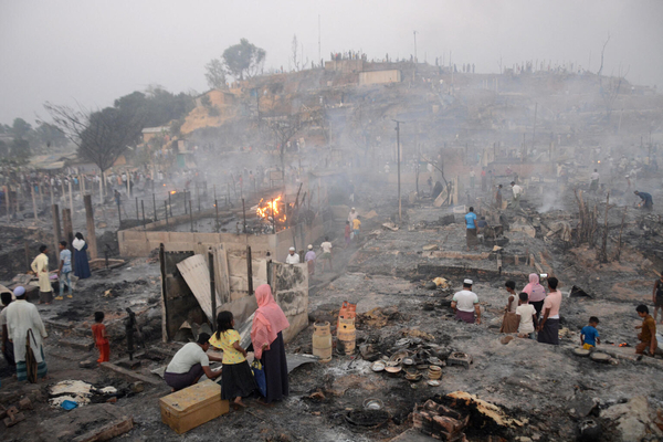 火が消し止められたバルカリ難民キャンプで、所持品を探すロヒンギャ難民。(バングラデシュ、2023年3月5日撮影／AFP)