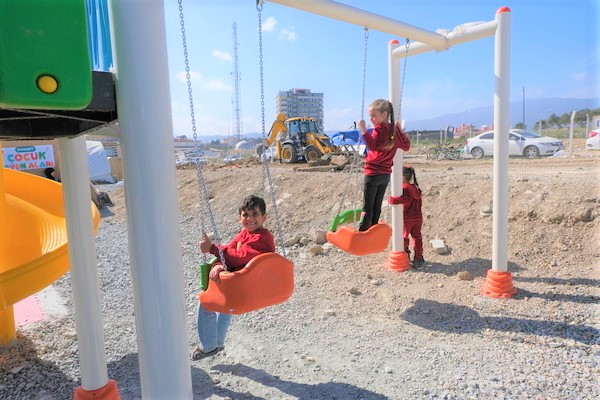 アンタキヤのユニセフが支援する難民キャンプの公園で遊ぶ子どもたち。(トルコ、2023年3月4日撮影)