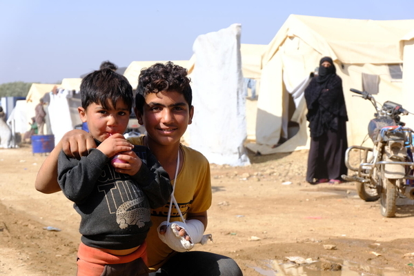 被災した家族のために新しくできた難民キャンプで生活する13歳のモハメドくんと5歳のハムザくん兄弟。(シリア、2023年3月1日撮影)