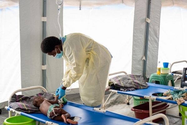 リロングウェの保健センターで、コレラの治療を受ける子ども。（2023年2月23日撮影）