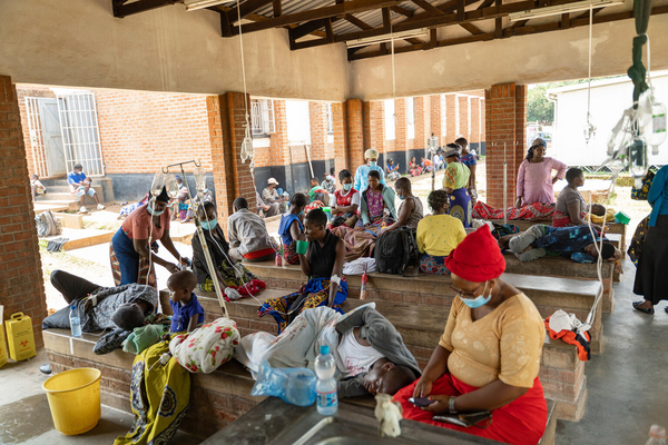 コレラ治療センターで治療を受けるコレラ患者。(マラウイ、2023年2月9日撮影)