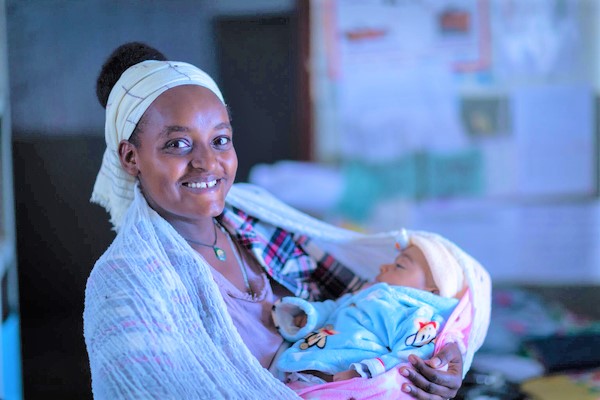 オロミア州の保健センターで、生後2カ月の赤ちゃんの定期健診に来た母親。妊娠中は、疲労やめまいなどの症状があったが、ユニセフの栄養サプリメントを摂取し、健康状態が回復した。(エチオピア、2023年2月3日撮影)