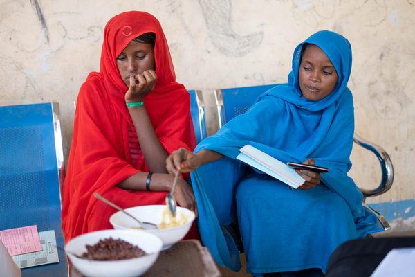 カッサラ州の保健センターで、栄養価の高い食事の作り方を学ぶ20歳の妊娠4カ月目の妊婦と、1児の母親。(スーダン、2023年2月22日撮影)