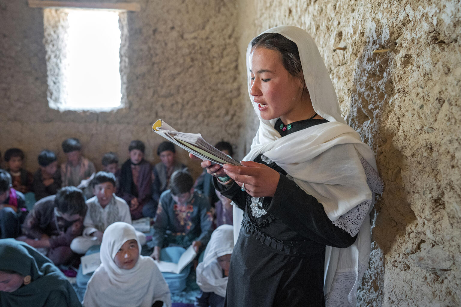 アフガニスタンにあるユニセフが支援する地域学習センターで教科書を読む女子生徒。（アフガニスタン、2022年10月撮影）