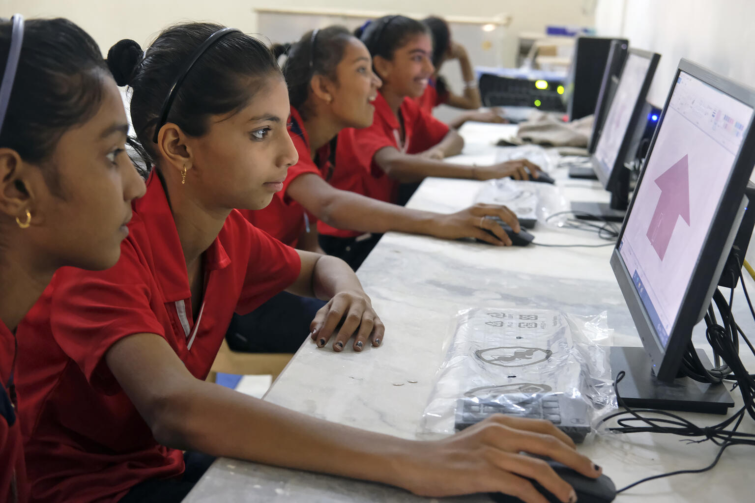 中学校のコンピュータラボで学ぶ女の子たち。STEM（科学、技術、工学、数学）の分野で大学・大学院進学や、就職を目指す、初等・中等教育課程の生徒のために開発された教育プログラムの一環です。（インド、2022年12月）