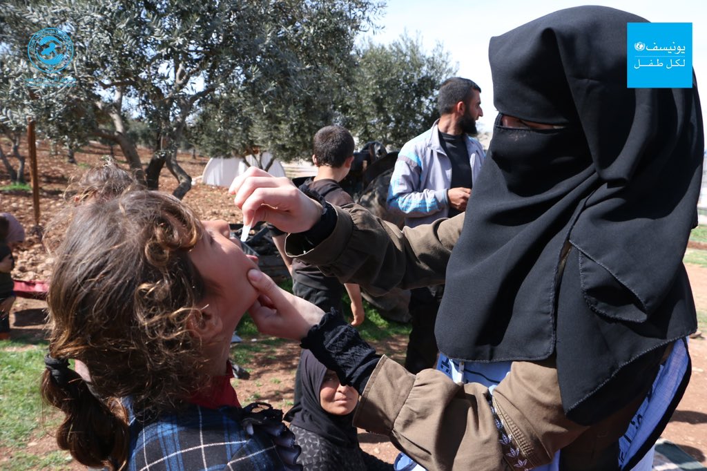 地震の被災地である北西部で行われたコレラの予防接種キャンペーンで、経口コレラワクチンの接種を受ける女の子。(シリア)