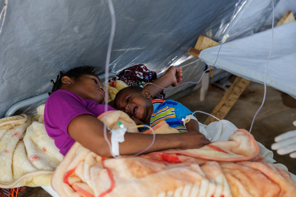 コレラ治療センターで治療を受ける、コレラ感染者の親子。(モザンビーク、2023年2月28日撮影)