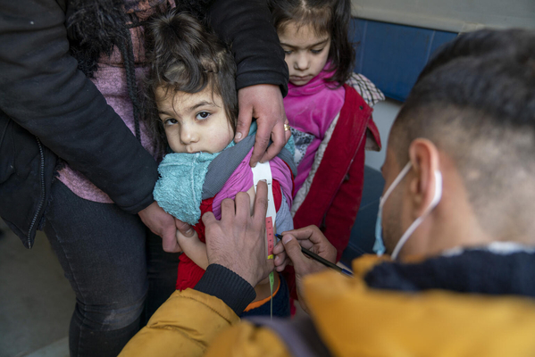 アレッポで、ユニセフが支援する移動式保健クリニックで、上腕計測メジャーを使った栄養検査を受ける子ども。(シリア、2023年2月10日撮影)