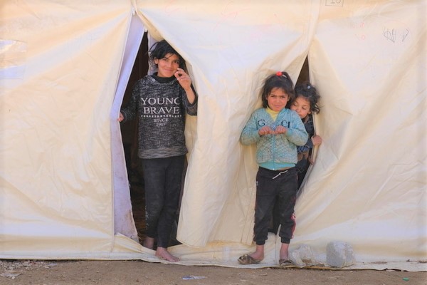 被災した人のために新しく建てられた国内避難民キャンプに滞在する子どもたち。(シリア、2023年3月1日撮影)