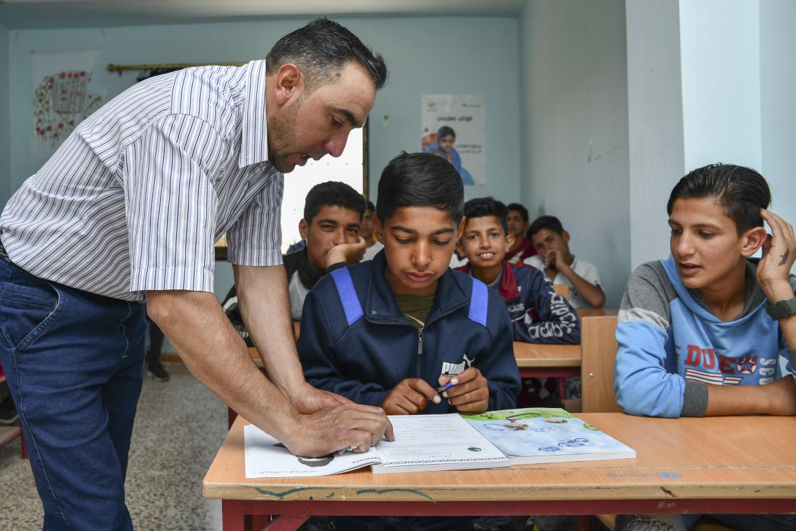 ユニセフが支援する総合学習センターで、教師からアラビア語を教えてもらうアフマド（シリア、2022年5月24日撮影）