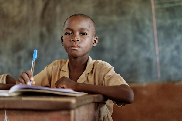 公立小学校で授業を受ける8歳のアバッセさん。以前住んでいた南東部の村が武装勢力に襲われ、家族と逃れた。(ベナン、2022年10月撮影)
