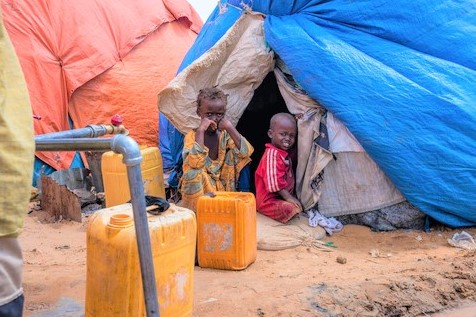 干ばつの影響により国内避難民キャンプへ逃れた子どもたち。命を守るための水プロジェクトとして、ユニセフはパートナーとともに、キャンプ内に給水所を設置した。(ソマリア、2023年2月6日撮影)