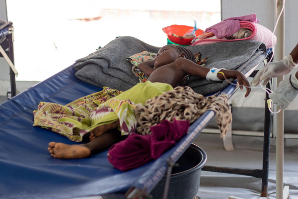 保健センターで、コレラの治療を受ける4歳のバネッサちゃん。(マラウイ、2023年3月7日撮影)