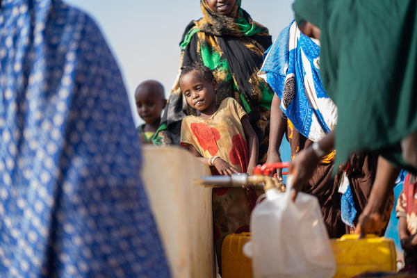 ドローの国内避難民キャンプ内にある給水所で水を汲む子ども。(ソマリア、2023年2月8日撮影)
