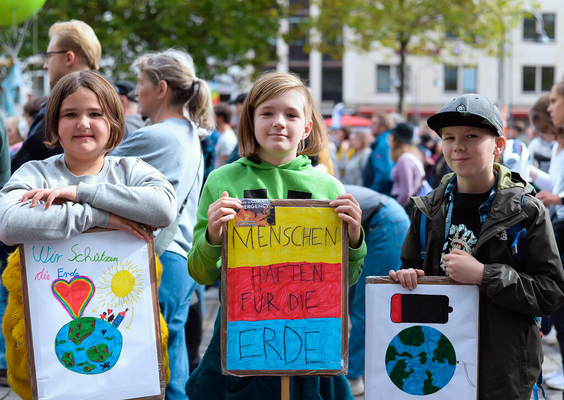 ケルンで行われた「未来のための金曜日(Fridays for Future)」の機会に、気候変動に対するデモに参加する子どもたち。(ドイツ、2022年9月撮影)