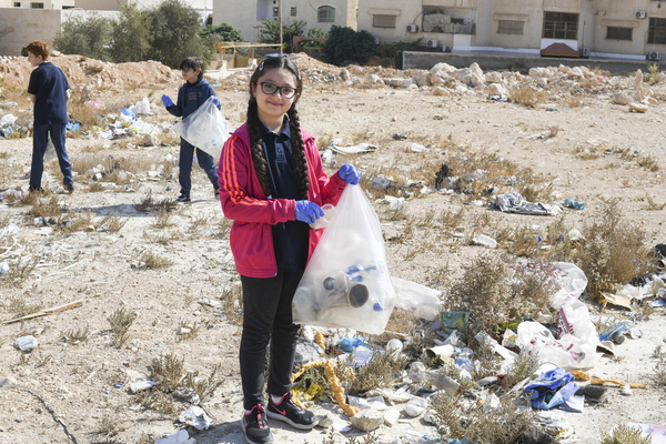 ザルカで、地域の清掃活動に参加する女の子。降雨量の減少や気温上昇の影響により、水不足に直面している。(ヨルダン、2022年11月撮影)