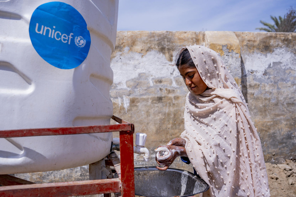 ユニセフが設置した給水タンクで、石けんを使って手を洗う女の子。(パキスタン、2023年3月11日撮影)