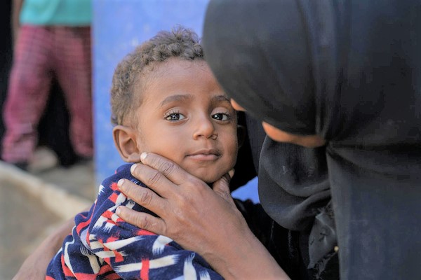 アル・シャーブ(Al Sha’ab)キャンプで暮らす、栄養不良の9歳のイスマイルくんと母親。(イエメン、2023年2月撮影)