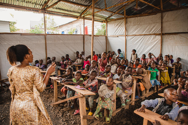 仮設の学校の校舎で、授業を受ける子どもたち。(コンゴ民主共和国、2023年3月5日撮影)