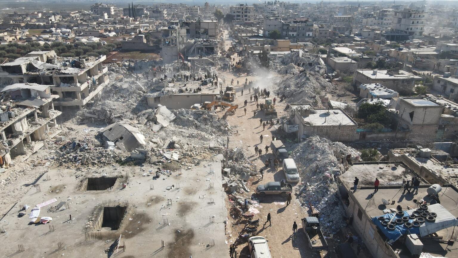 地震で破壊された北部シリアの町。