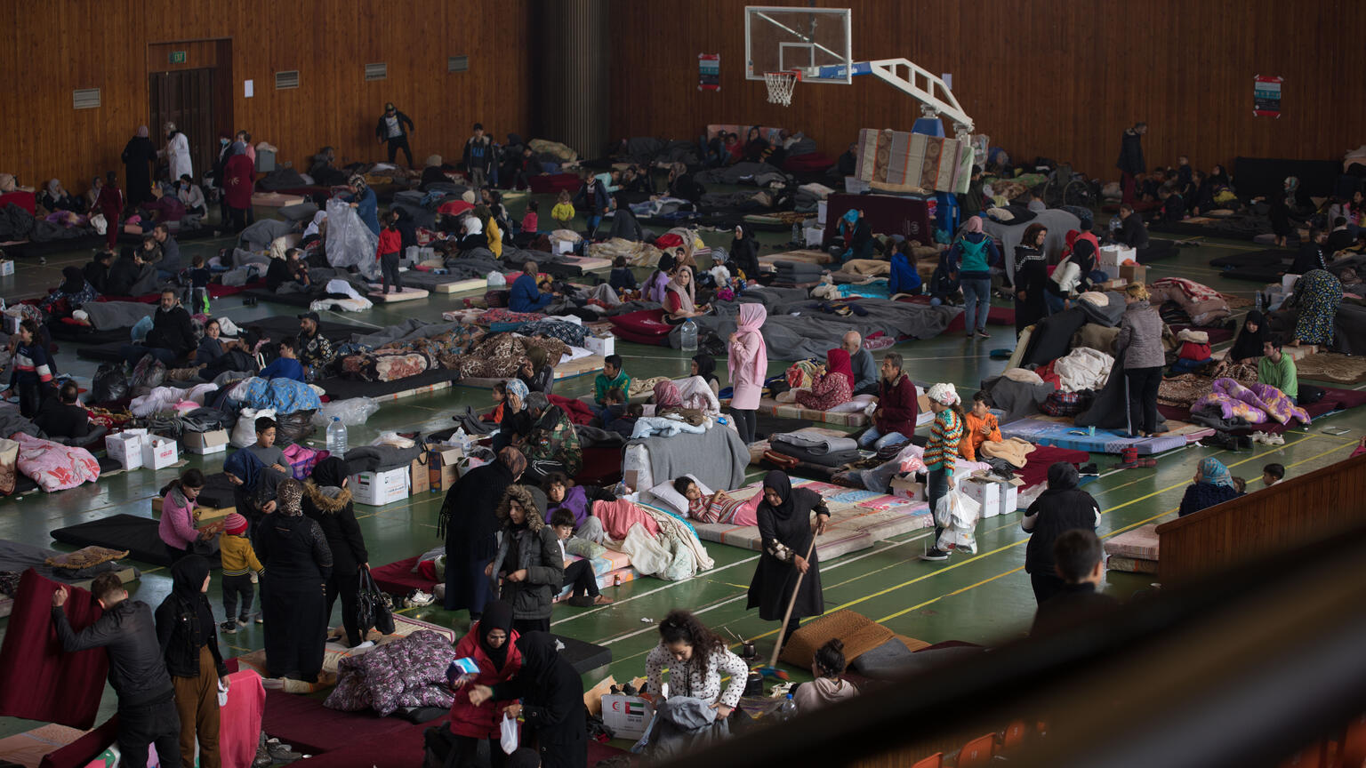 ラタキアの体育館で避難を続ける被災者。