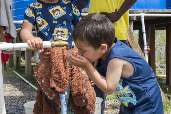 ユニセフとパートナーが支援する移民受け入れセンターで、安全な水を飲むベネズエラからの移民の3歳のアンドレちゃん。(パナマ、2023年2月撮影)