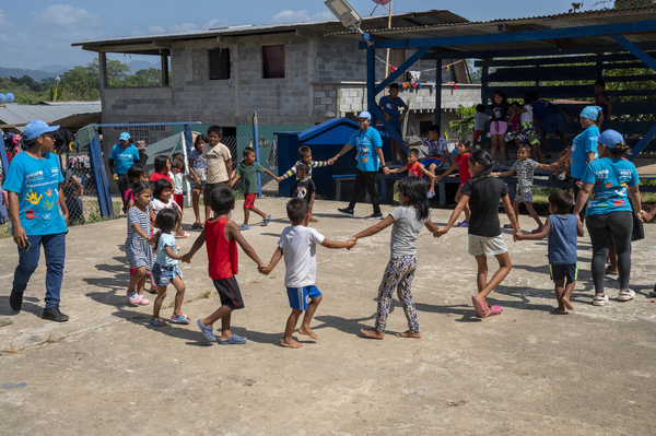 移民受け入れセンターにあるユニセフの子どもにやさしい空間で、心のケアや就学前教育の支援を受ける、移民の子どもたちと地元の子どもたち。(パナマ、2023年2月撮影)
