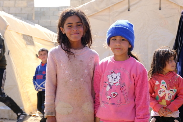 アザズ地区の国内避難民キャンプで暮らす姉妹。(シリア、2023年3月1日撮影)