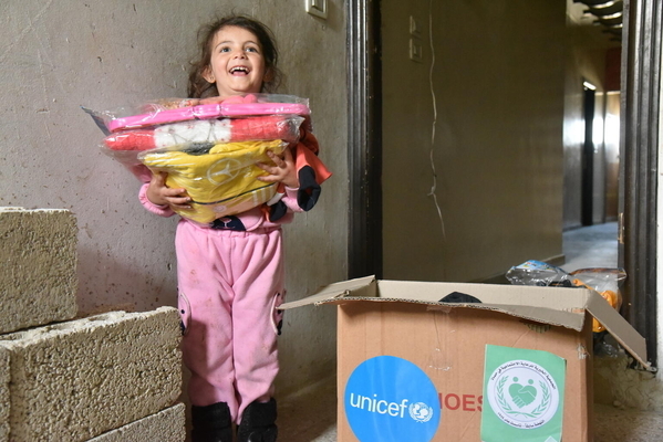 ユニセフ支援物資の衣類を受け取った6歳のジュディさん。(シリア、2023年3月7日撮影)