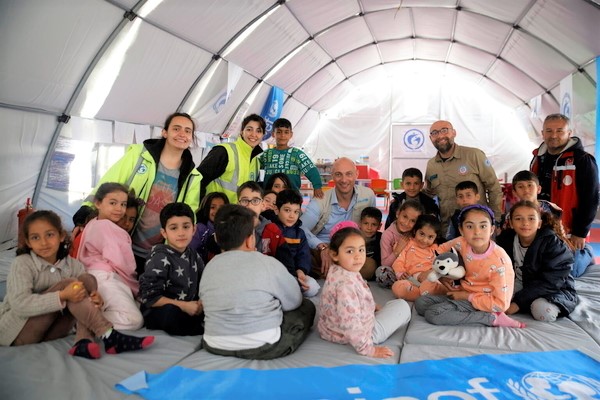 一時避難施設にあるユニセフの子どもにやさしい空間で、心理社会的支援を受ける子どもたち。(トルコ、2023年3月17日撮影) 
